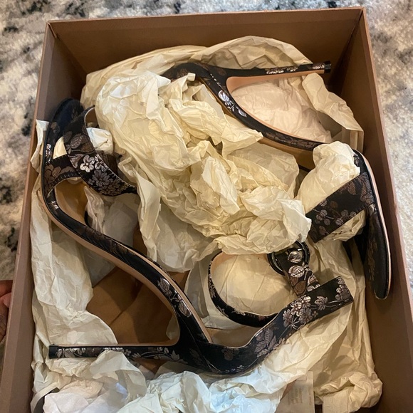 FINAL PRICE!!! Gianvito Rossi Brocade Heels - Picture 4 of 4